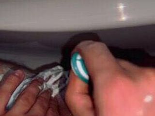 Apomit: Adolescente gostosa depila pau para papai em primeiro plano, close-up 7