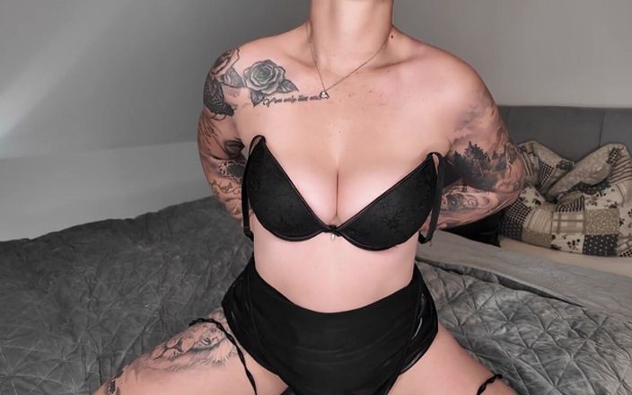 Nina Devil: Fingering memek sange dari berbagai sudut pandang!