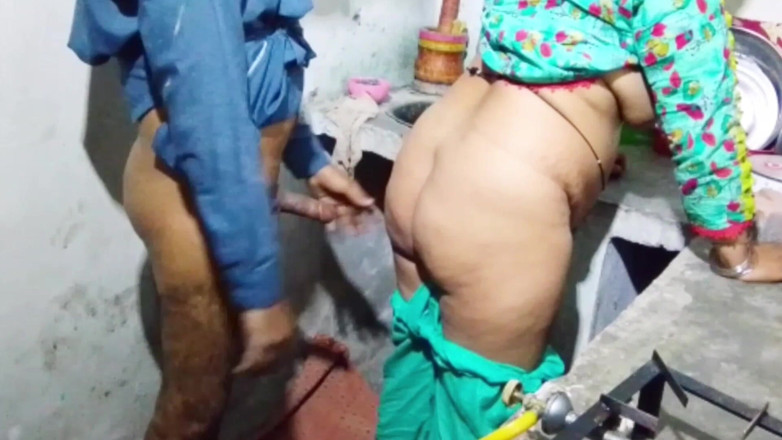 Abida sexy: Amatör evli kadınla ev yapımı seks yarağa biniyor ve domaltıyor