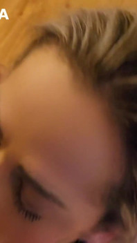 Sono andato a fare una consegna e la cliente, una bellissima bionda, ha iniziato a succhiarmi il cazzo