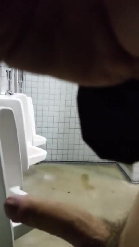 JohnholmesjuniorCA: Johnholmesjunior mostrando seu pau monstro no banheiro masculino de Vancouver...