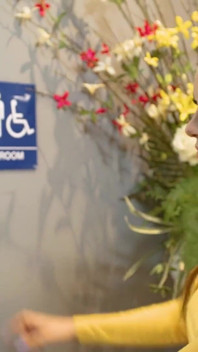 Oopsie - Madison morgan usa il gloryhole in un bagno pubblico per scopare le trans janie blade e Kasey Kei!