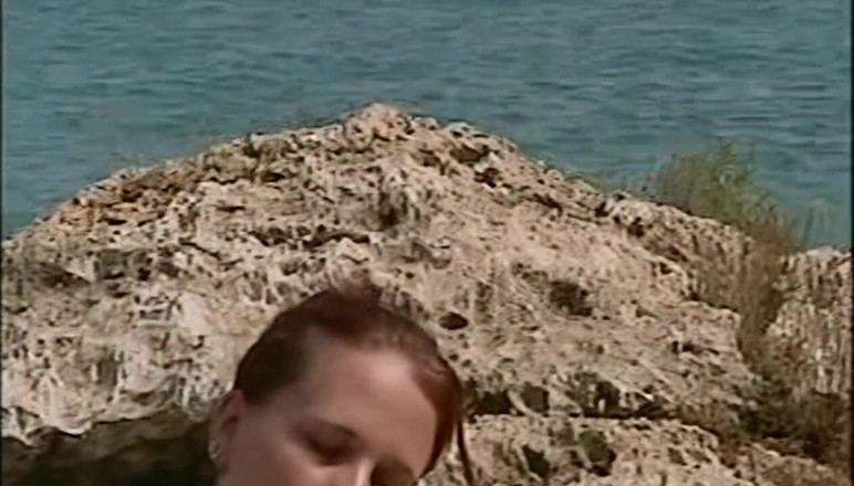 Vintage Fetish: Cachonda pelirroja con dedos en el coño en la playa...
