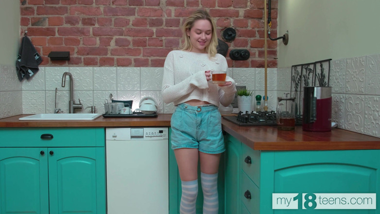 My 18 Teens: My18teens - Roztomilá a sexy dívka Jessie Ames šuká svou kundičku v...