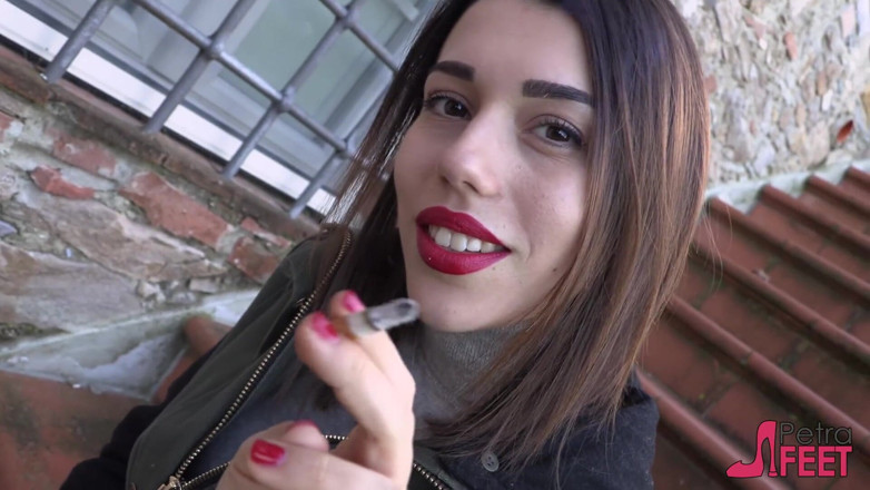 Smokin Fetish: Fumar al aire libre en las escaleras con dulce Petra