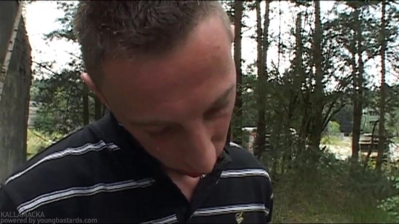 Young Bastards: Cowok-cowok tukang sneaker lagi asik lubangnya