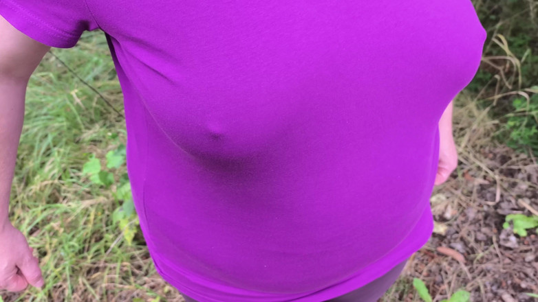 Bouncy Tits Action: Dezbracă-te goală în parcarea de camion pentru a pleda țâțele