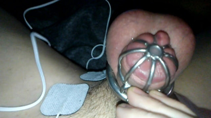 Sadie Boner: Hübsche sissy Sadie im käfig, e-stim-orgasmus