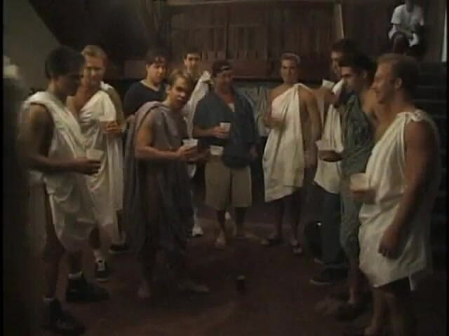 Group Bang: 1 학년 학생 Mazzie Paige는 캠퍼스 파티를 공회전하는 힘든 전화를 통과해야합니다.