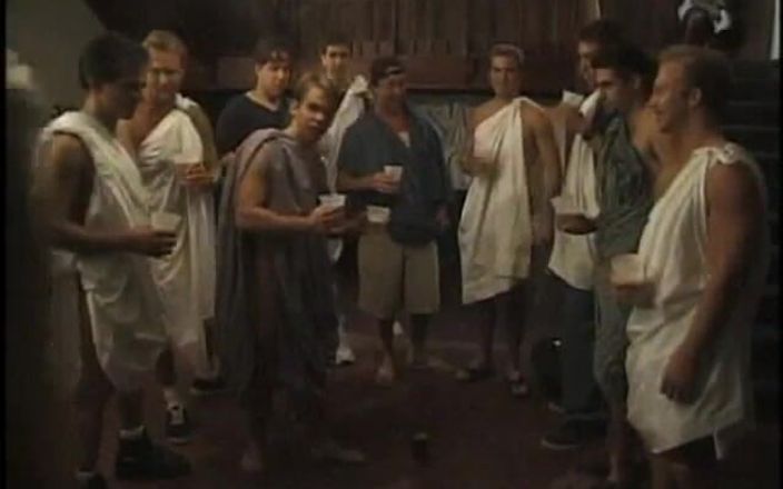 Group Bang: La estudiante de primer año Mazzie Paige necesita pasar algunas...