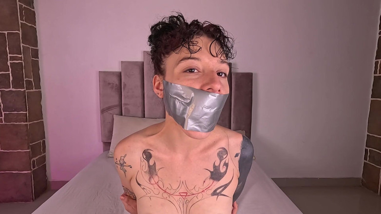 Michelle Kink: Amordazado con 3 capas de cinta