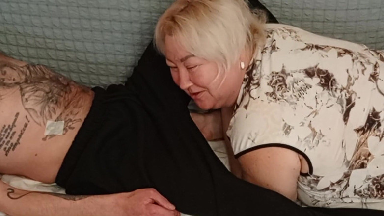 Zona901: 邻居来吃午饭吮吸我的鸡巴并吞下精液