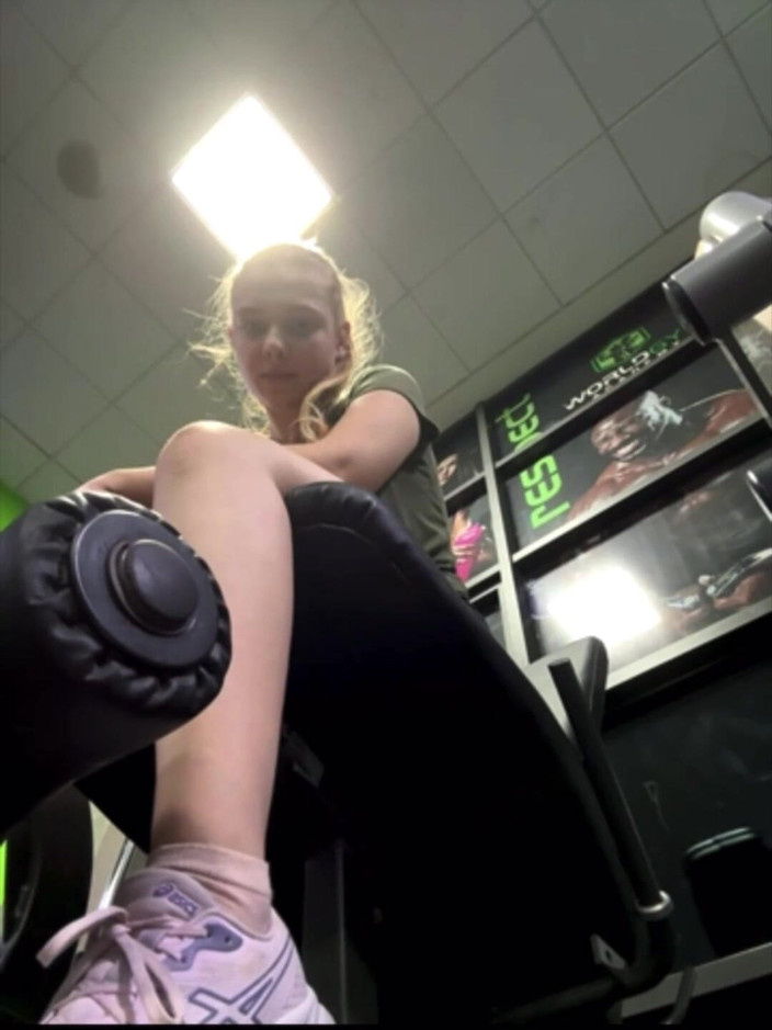 JuiceLussie: Szalona jebanie masturbuje się w szatni