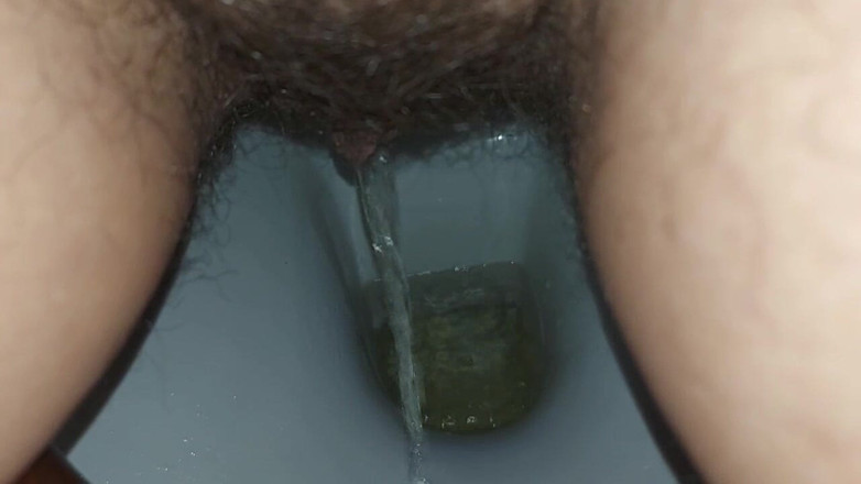 GinnaGg: 她撒尿并擦拭她湿漉漉的毛茸茸的阴户