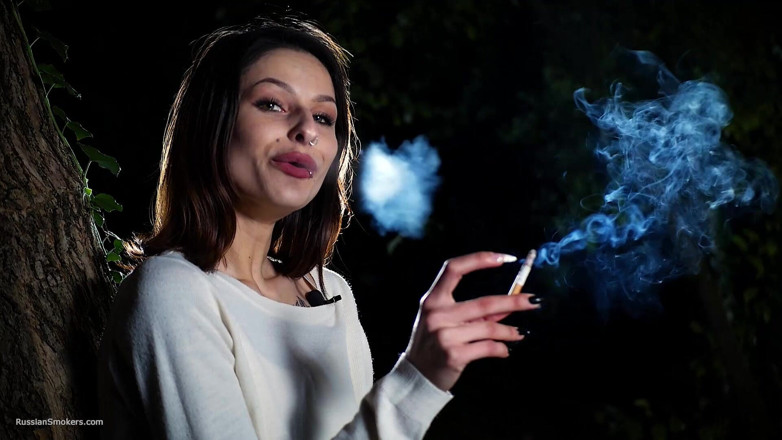 Russian Smokers: Scena sexy russa che fuma una sigaretta all'aperto