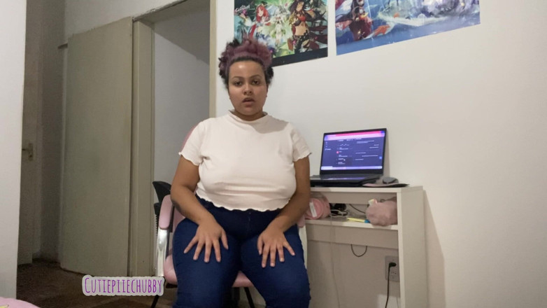 Cutiepiie Chubby: 継母が椅子でおならをして継子をイかせる