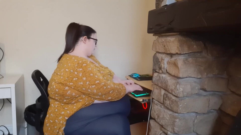 SSBBWLadyBrads: Being the fattest girl at work is a real struggle