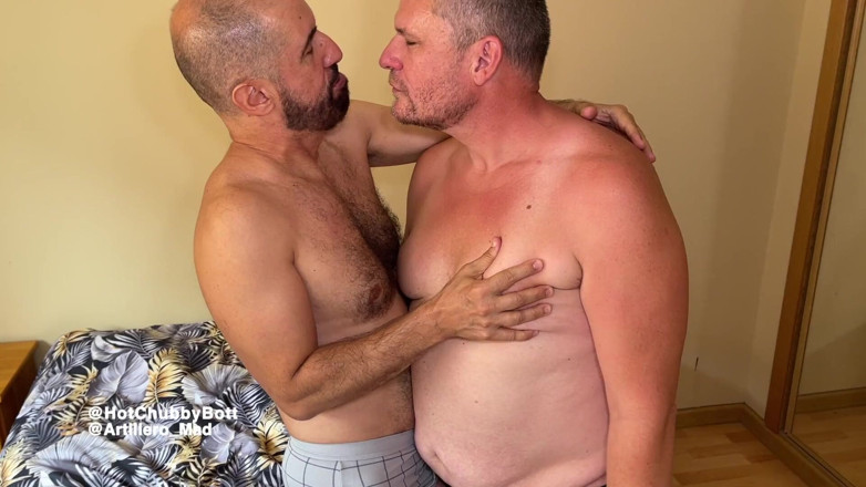 Hot chubby bottom: Gunner mă folosește după bunul plac