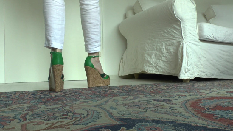 Lady Victoria Valente: Wedge-heel sandal defilesi senin için! Pantolonuna boşal! Lady Victoria Valente