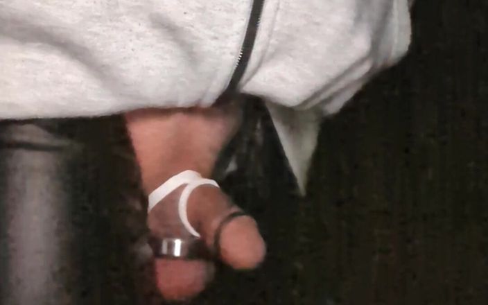 kinkygaynudist: Un homosexual merge afară și își arată pula