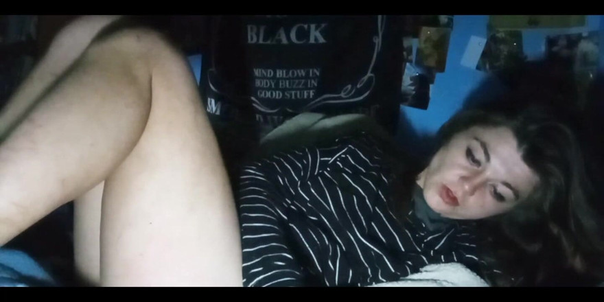 Freakshowsuckerr: La piccola ninfomane adora toccare la sua figa con i...