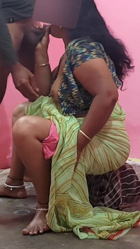 아줌마는 허벅지가 보일 때까지 앉아서 먹고 있었습니다. 나는 그녀를 보고 감정을 얻었다. 나는 질싸를 가서 그녀와 섹스를했다.