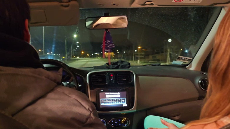 Knock Knock Club: Cewek jalang ini nyepong kontol di kamar uber sebelum pergi...