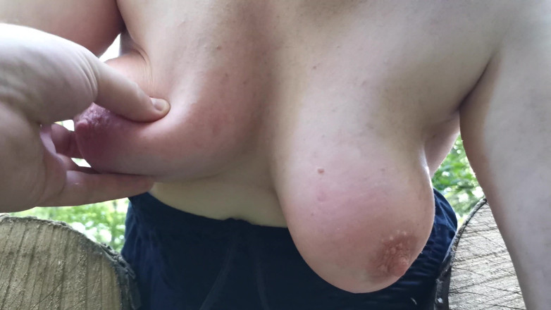 Bouncy Tits Action: Pleznește-mi țâțele atârnate într-un loc în aer liber