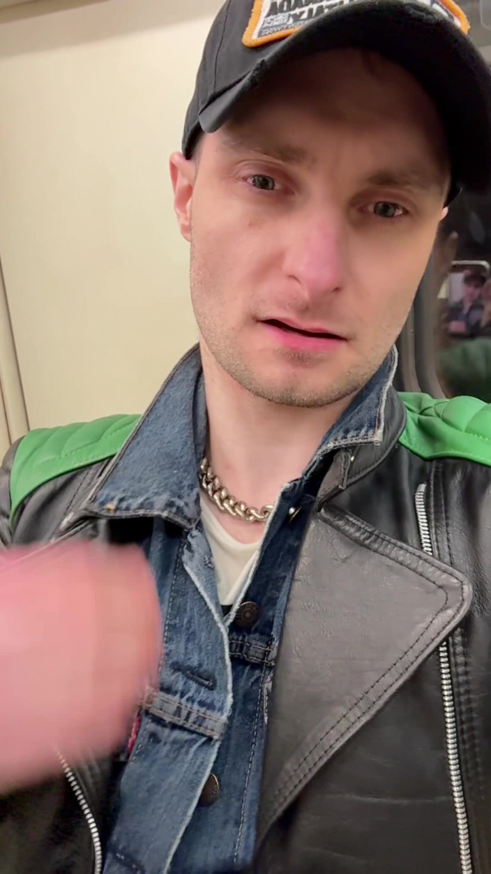 KinkySirius: Der schwule Skinhead Kinkysirius nimmt eine Natursekt in einer öffentlichen Toilette