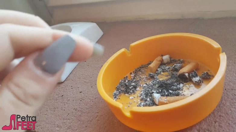 Smokin Fetish: Verführerisches italienisches mädchen raucht eine zigarre in einem nahaufnahme-video