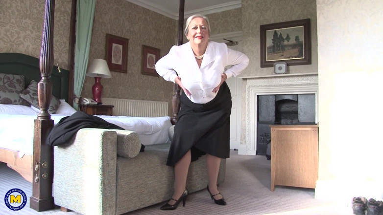 Mature Solo NL: Sexy granny in nylon stockings is masturbating