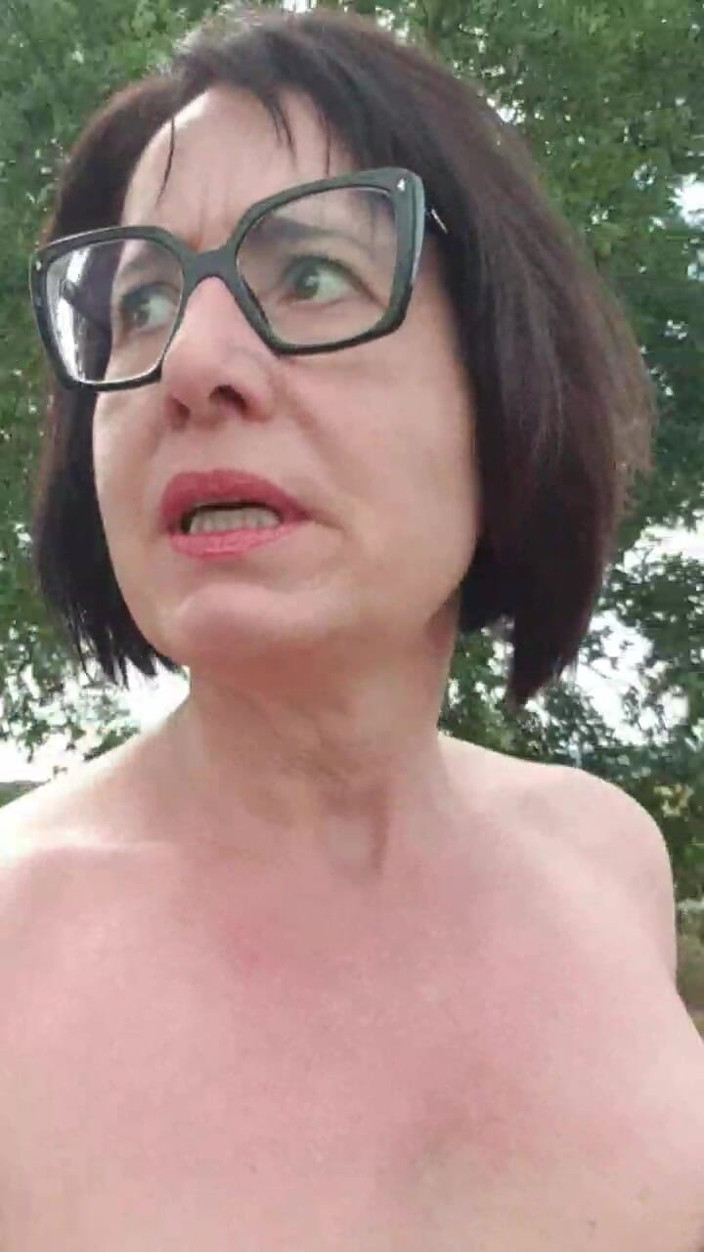 JulieEroticDress: Сквірт на відкритому повітрі на стоянці