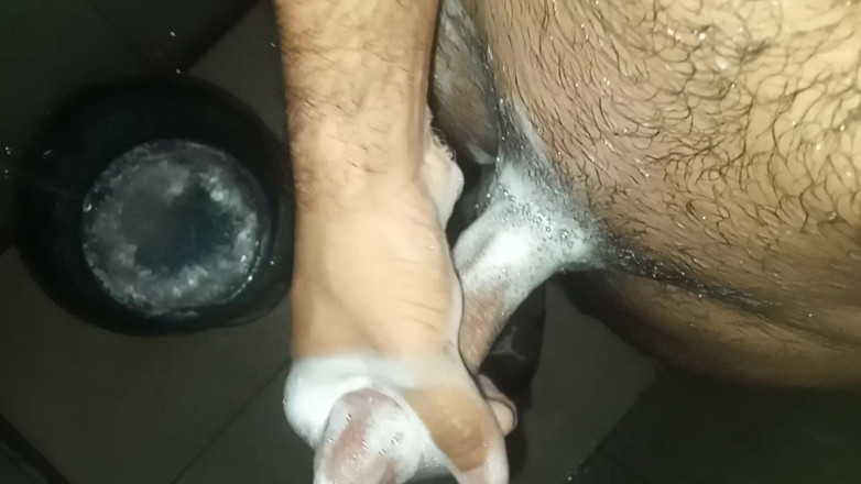 Cute boy jerks off: Мужчина в душе лижет плечо и вдруг чувствует, как мастурбирует