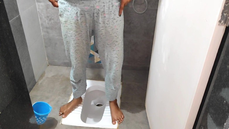 Sexy Komal: Komal đã đi cùng anh ta vào phòng tắm để đi tiểu.