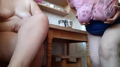 Min granne med en squelching fitta onanerar framför mig i köket medan jag tittar - lesbiska -godis