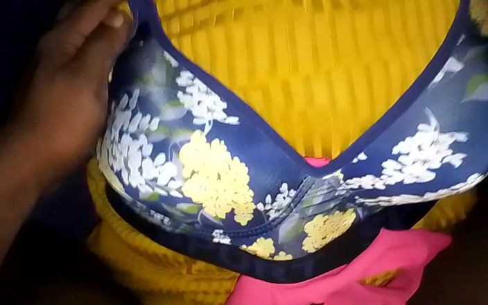 Jaanu294: Áo ngực được mang đến