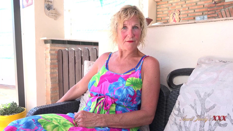 Aunt Judy's XXX: Doamna matură țâțoasă îți suge pula în vacanță (vedere la persoana 1)