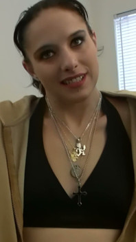 Drobna brunetka z krzyżowym naszyjnikiem - POV Blowjob