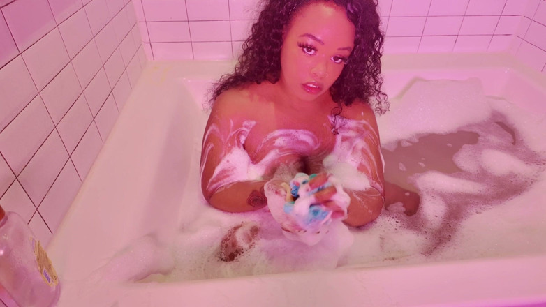Real Dee Marie: อาบน้ําฟองน้ํากับฉัน