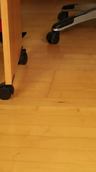 Bas rouges et jeu de pieds avec des talons aiguilles sous un legging