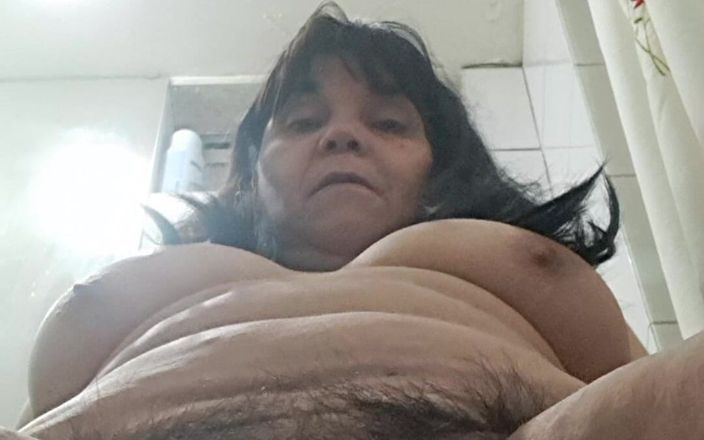 Mommy big hairy pussy: ホットな熟女が乗り、背もたれに彼女のマンコをこすりつけます