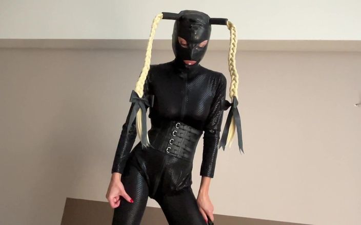 Mistress Mary: Sper că îți este curvă însetată