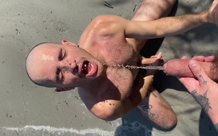 davidedpxxx: Esticando meu buraco e bebendo mijo ao ar livre