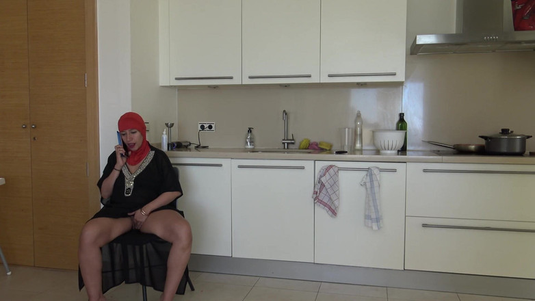 Souzan Halabi: Một con đĩ Lebanon nói chuyện qua điện thoại và thủ dâm