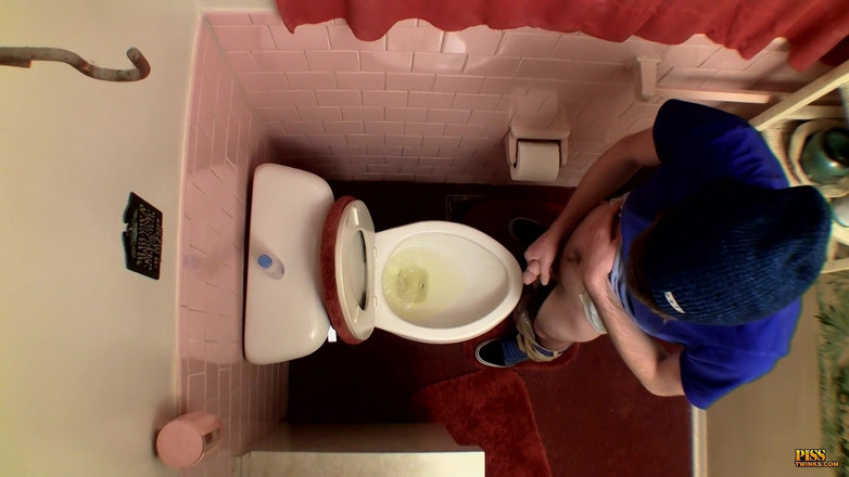 Piss Twinks: Descarregando no vaso sanitário
