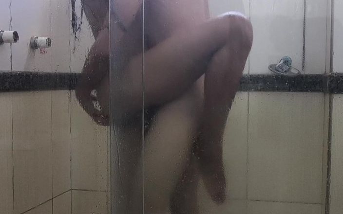 Cristopher Lewis: Stříkání ve sprše s krásnou brazilskou latinskoamerickou brunetkou. Feat. Nina