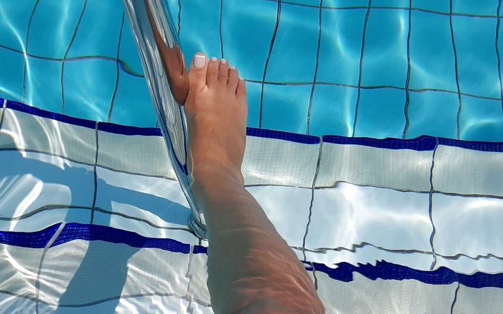 Fetish intimmedia: Des pieds sexy jouent dans la piscine