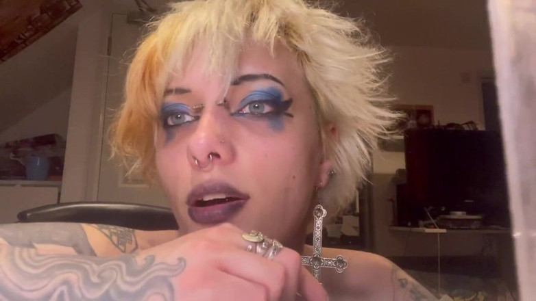 Glitterqueen1999: Lhala jsi o svém ptákovi! Goth Tinder Date si usekne...