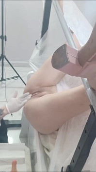 婦人科医はジェルを使って若い女性を診察しました