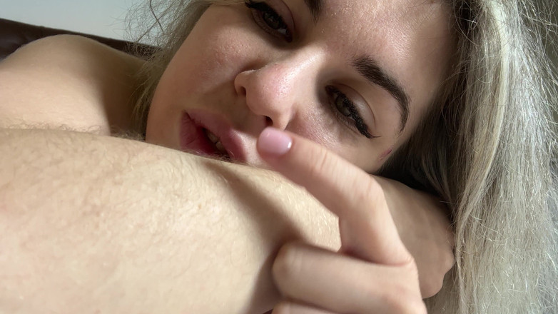 Misty Phoenix: Admite că ești excitată de fete păroase